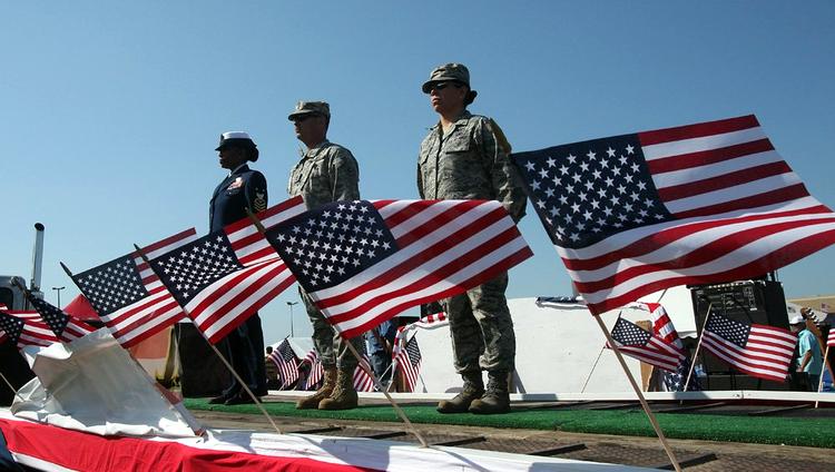 Memorial Day Soldiers and Flags